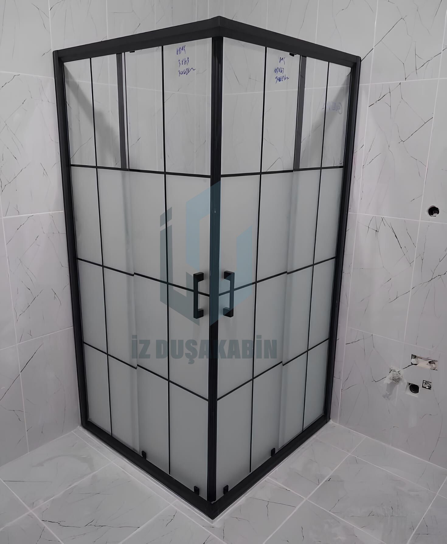 İZDUŞAKABİN KARE VE DİKDÖRTGEN SİYAH PROFİL SİYAH ÇİZGİLİ BUZLU CAM 5MM H:190