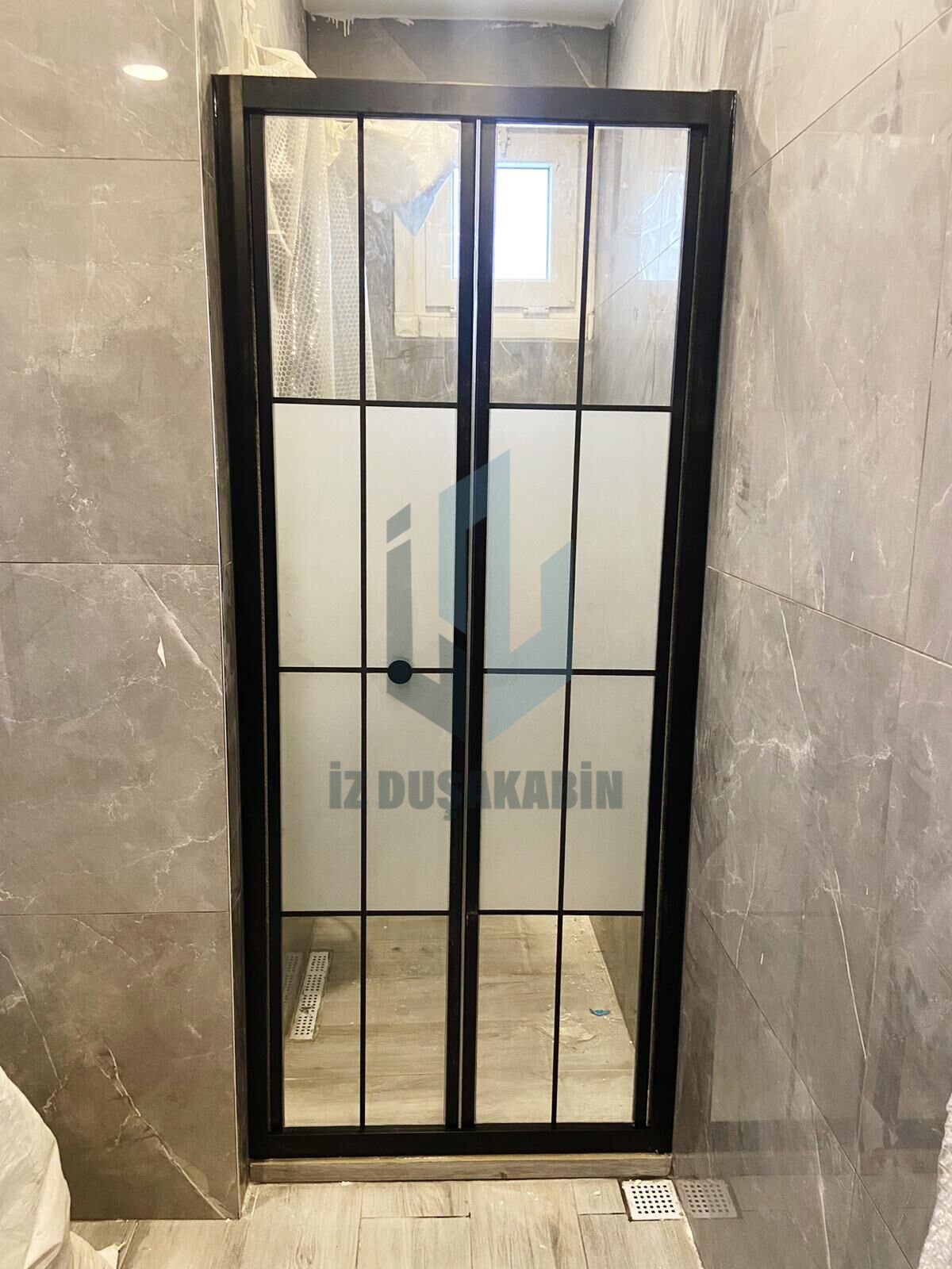 İZDUŞAKABİN  KATLANIR KAPI  (AKORDİYON KAPI) SİYAH PROFİL SİYAH ÇİZGİLİ  DESENLİ BUZLU CAM H: 190CM