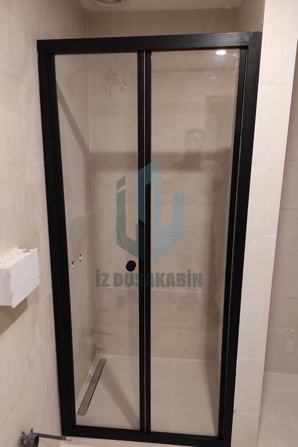 İZDUŞAKABİN  KATLANIR KAPI  (AKORDİYON KAPI) SİYAH PROFİL  H: 190CM