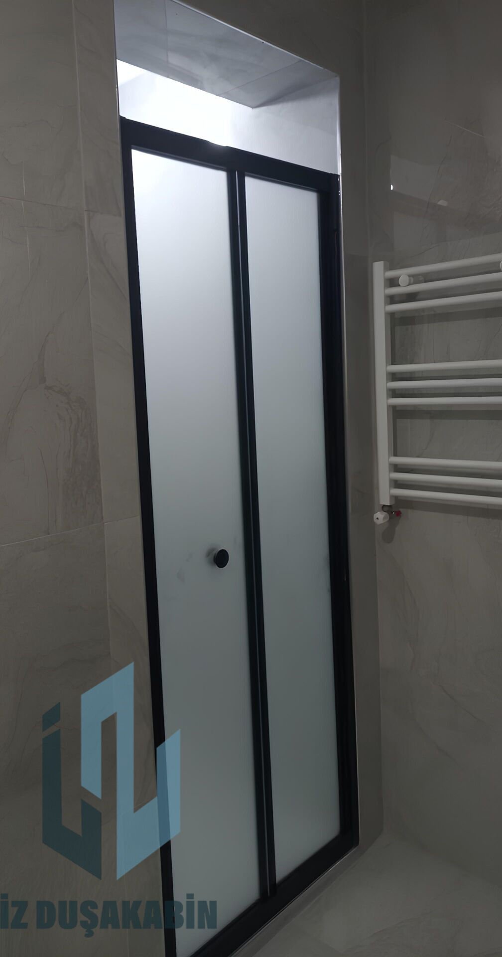 İZDUŞAKABİN  KATLANIR KAPI  (AKORDİYON KAPI) SİYAH PROFİL BUZLU CAM H: 190CM